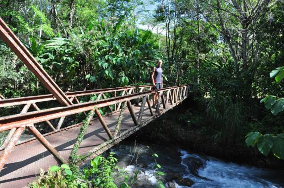 Caminhada pela mata da Finca Paraíso, perto do lago Yojoa, região central de Honduras
